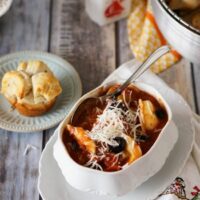 Your favorite pizza flavors and toppings are all together in this hearty and cheesy pepperoni pizza soup! Recipe on www.accidentalhappybaker.com @AHBamy